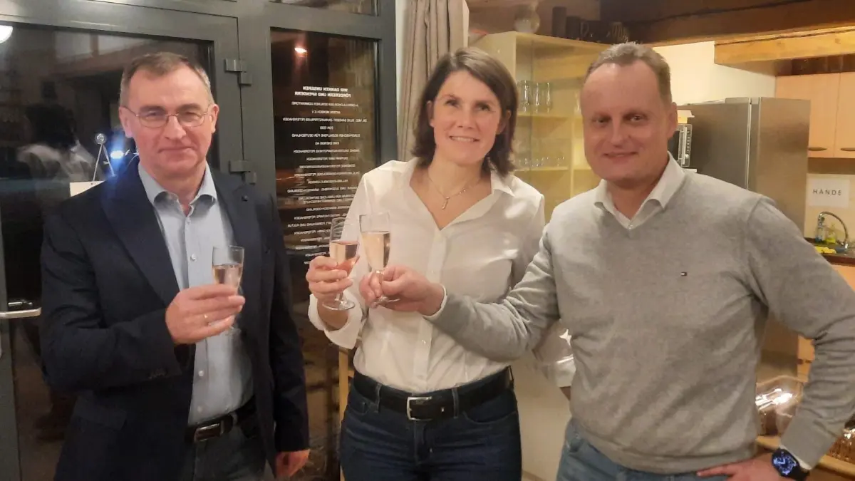 Marco Rutter (rechts) bleibt Bürgermeister von Petershagen-Eggersdorf. Er feiert in der Angerscheune mit Lebensgefährtin Monique Bewer und Gemeindevertreter Norbert Löhl.