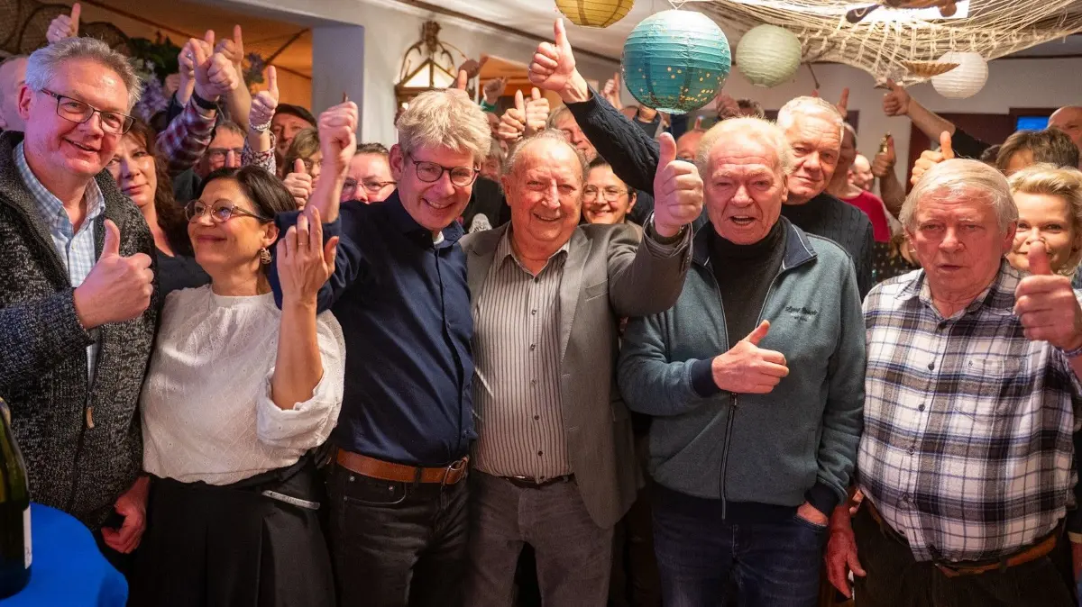Bürgermeisterwahl am 15. Februar 2026 in Neuenhagen, Wahlsieger Scharnke inmitten seiner Fans