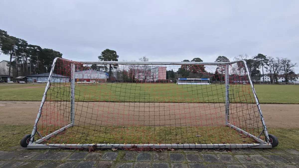 Blick auf den Sportplatz von Bad Saarow: Die Anlage an der Forsthausstraße wird von Schülerinnen und Schülern sowie Mitgliedern des FSV Preußen Bad Saarow e.V. genutzt.