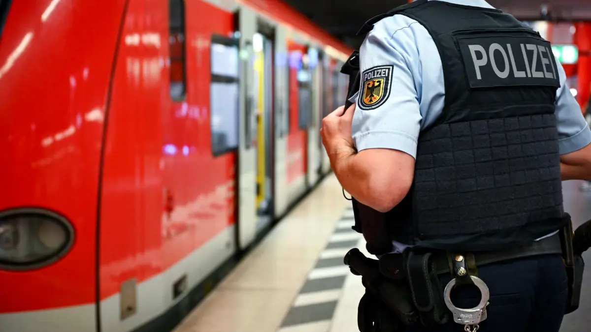 Bundespolizei am Bahnhof: ARCHIV - 03.07.2024, Bayern, München: Ein Bundespolizist steht am Hauptbahnhof München an einer S-Bahn. (zu dpa: «Gewalt an Bahnhöfen - Leipzig mit den meisten Delikten») Foto: Sven Hoppe/dpa +++ dpa-Bildfunk +++