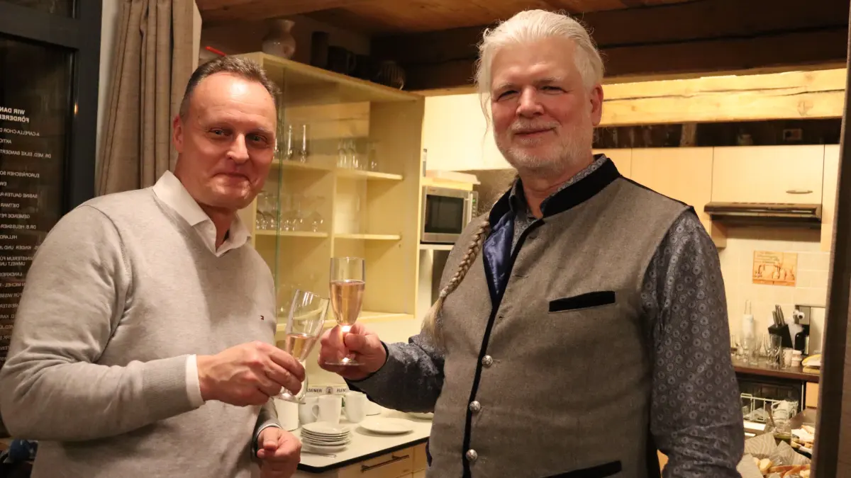 Die Wählerinnen und Wähler haben entschieden: Sogar der als Zweitplatzierte unterlegene Herausforderer Rainer Wesner (rechts) kam vom "Madel's" hinüber in die Angerscheune, um Wahlsieger Marco Rutter zu gratulieren.