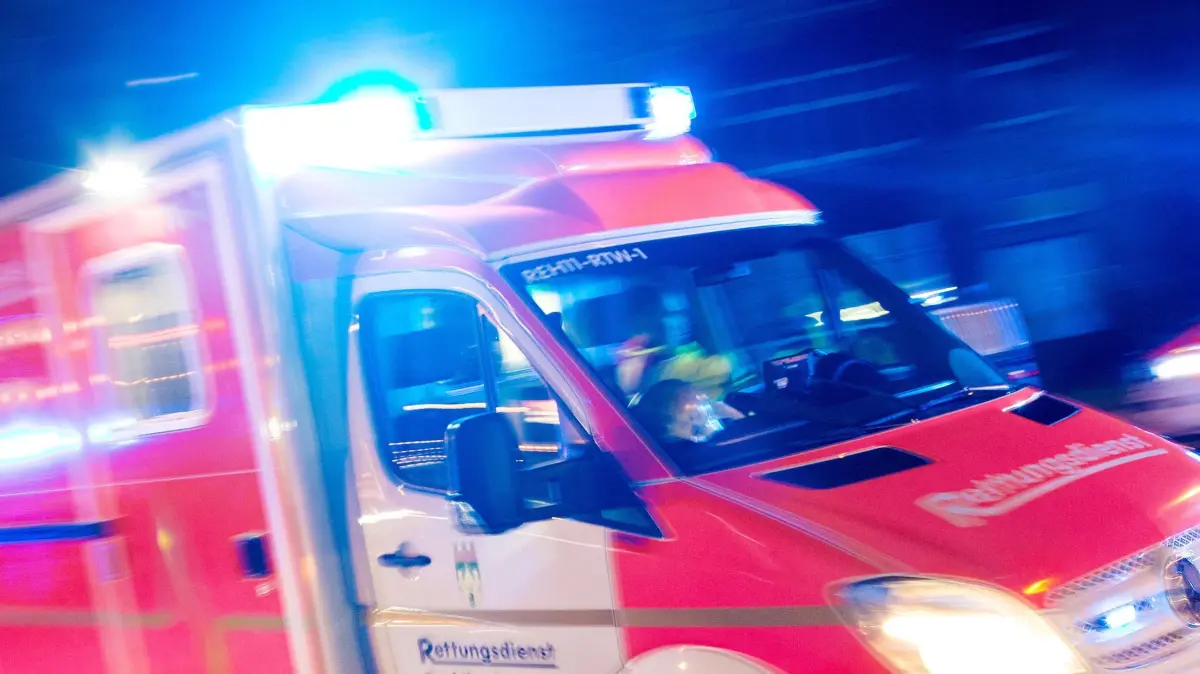 Rettungswagen Symbolbild: ARCHIV - 17.10.2015, Nordrhein-Westfalen, Recklinghausen: Ein Rettungswagen der Feuerwehr fährt mit Blaulicht durch eine Straße. (zu dpa: «Auffahrunfall in Rennerod mit vier Verletzten») Foto: Marcel Kusch/dpa +++ dpa-Bildfunk +++