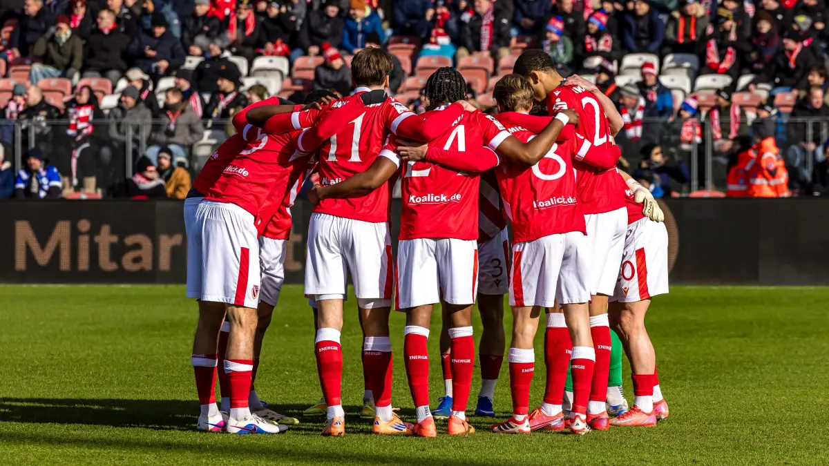 FC Energie Cottbus - SV Waldhof Mannheim: Fußball: Dritte Liga, FC Energie Cottbus - SV Waldhof Mannheim, LEAG Energie Stadion: Die MAnnschaft des FC Energie Cottbus bildet einen Spielerkreis.
