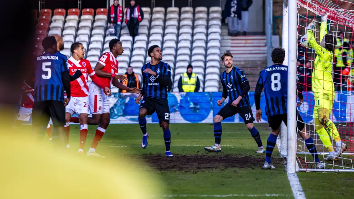 FC Energie Cottbus - SV Waldhof Mannheim: Fußball: Dritte Liga, FC Energie Cottbus - SV Waldhof Mannheim, LEAG Energie Stadion: Einj Ball von Tolcay Cigerci (FC Energie Cottbus, nichtr im Bild) scheint vollständig über der Torlinie zu sein.