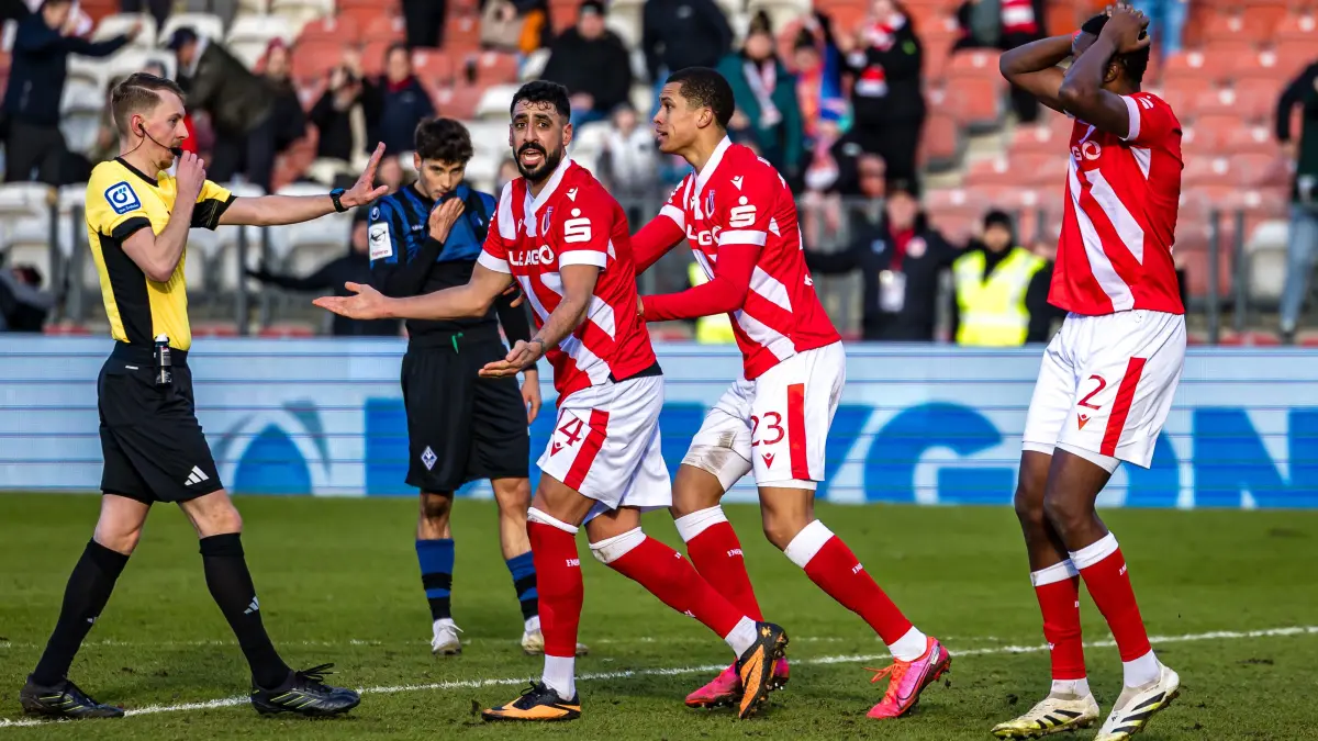 FC Energie Cottbus - SV Waldhof Mannheim: Fußball: Dritte Liga, FC Energie Cottbus - SV Waldhof Mannheim, LEAG Energie Stadion: Spieler von Energie Cottbus diskutieren mit Schiedsrichter Ben Uhrig.