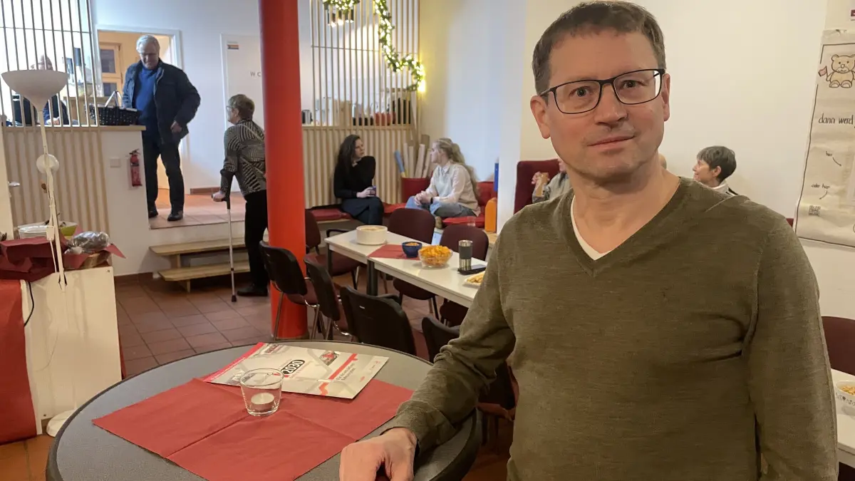 Knut Steinkopf wartet die Ergebnisse in der Geschäftsstelle der Linken in Strausberg ab.