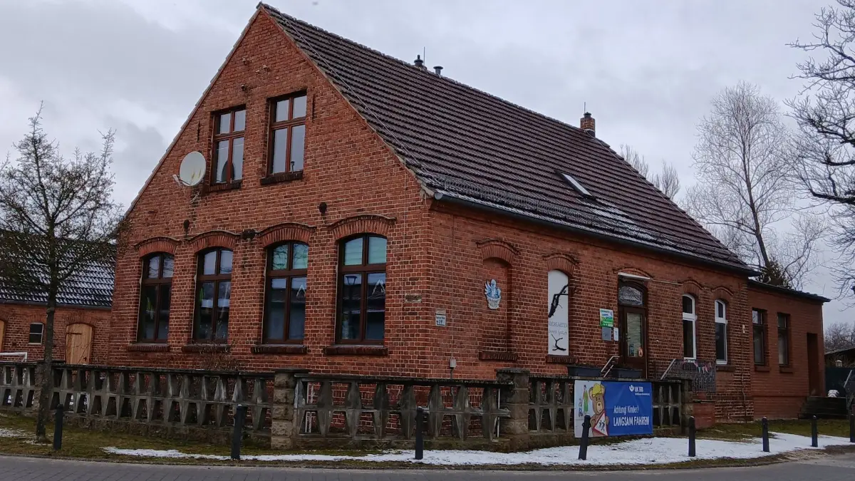 Die Kindertagesstätte Dubrower Spatzen in Gräbendorf soll eingespart werden. Eltern und Gräbendorfer Gemeindevertreter protestieren dagegen.