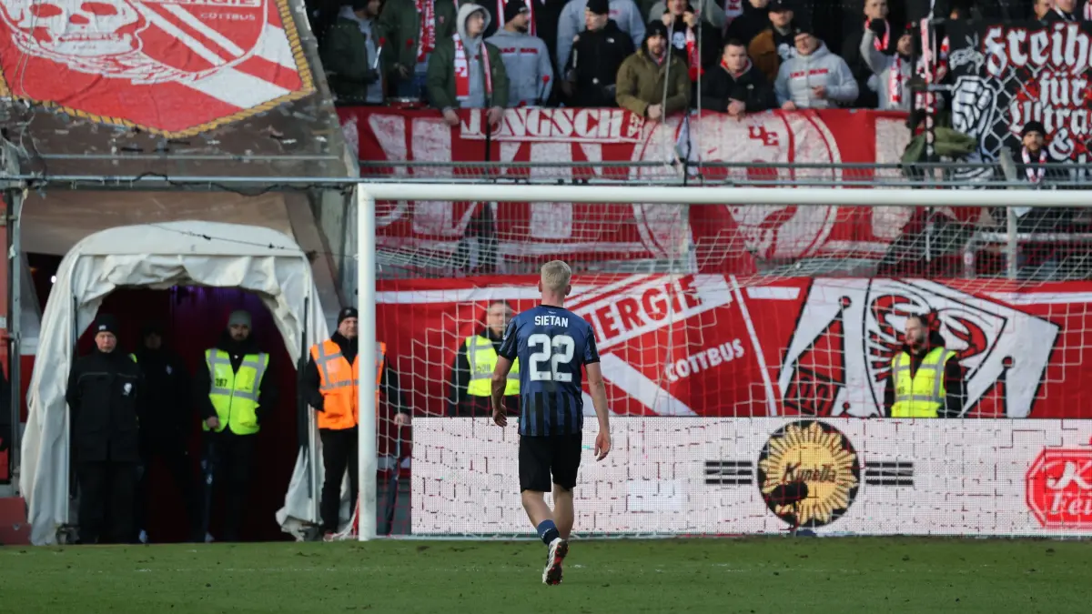 Fussball 3. Liga 2025/2026 FC Energie Cottbus - SV Waldhof Mannheim: 22 Janne Sietan (Mannheim) verlässt nach seienr Gelb-Roten Karte das Spielfeld