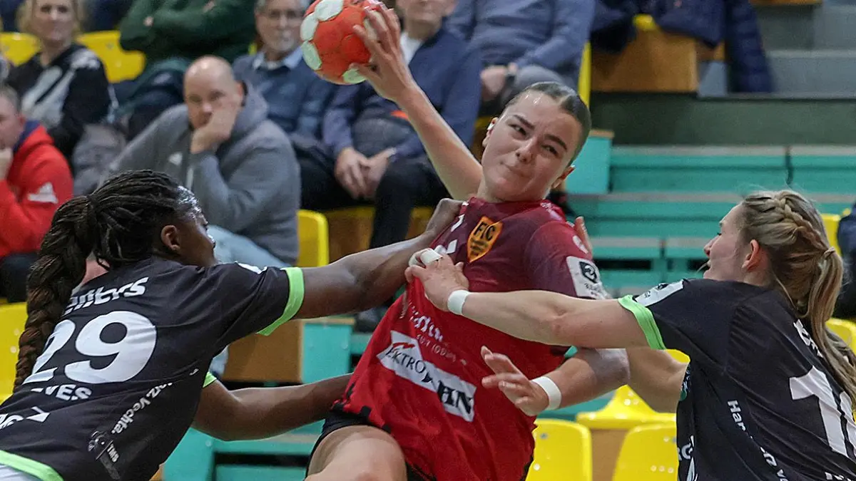 Nikolina Todorovic erzielt ein Tor für den Frankfurter HC. Im Spiel der 3. Handball-Liga Nord der Frauen besiegte der FHC den SC SFN Vechta mit Edna Tsteves (links) und Svenja Ruhoefer. Rechts beobachtet Joana Pires die Szene.