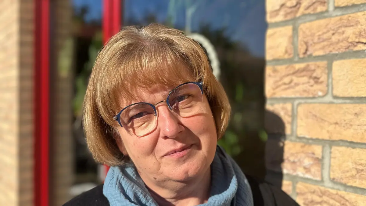 Conny Mertzky ist ausgebildete Krankenschwester aus Fehrbellin. Sie hat eine Zusatzausbildung an der Uni Greifswald hinter sich und darf jetzt ärztliche Aufgaben übernehmen. Dahinter steckt das Modellprojekt ErwiN. Sie ist die einzige mit dieser Extra-Ausbildung in OPR und übernimmt Hausbesuche für Allgemeinmediziner.