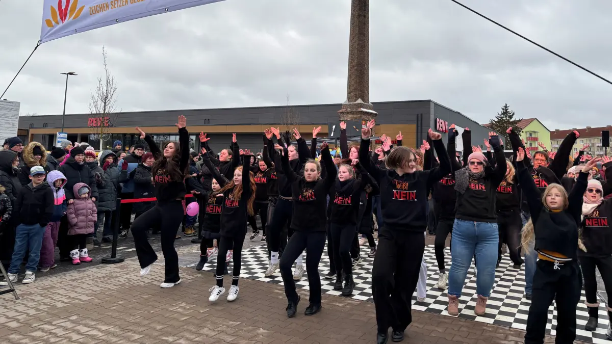 One Billion Rising in Angermünde: Mädchen der Tanzgruppen der Uckermärkischen Musik- und Kunstschule tanzen als Zeichen des Protestes gegen Gewalt an Frauen und Kindern. Die Aktion 2026 fand bereits zum 10. Mal statt.