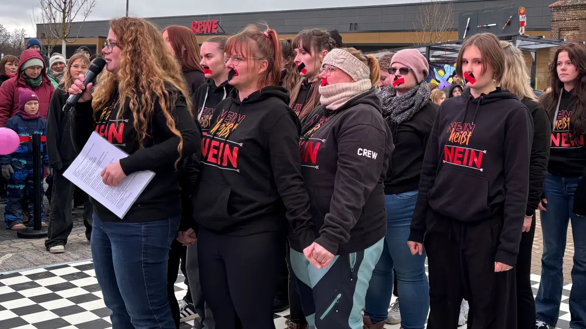 One Billion Rising 2026 in Angermünde: Die Tanzgruppen der Uckermärkischen Musik- und Kunstschule unter Leitung von Christina Greßmann (links) machen auf alltägliche Gewalt gegen Frauen und Kinder aufmerksam und wollen symbolisch das Schweigen brechen.