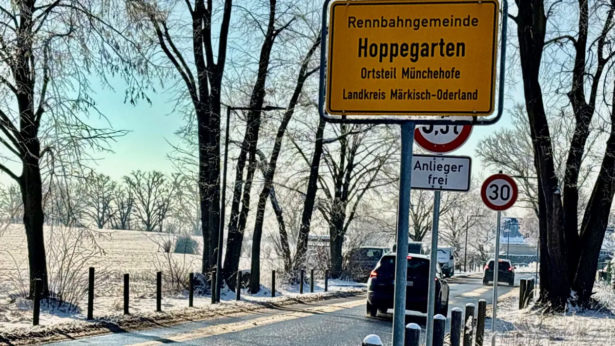 Ortseingangsschild in Münchehofe. Dahinter Schilder mit Verbot über 5,5 Tonnen und Tempo 30
