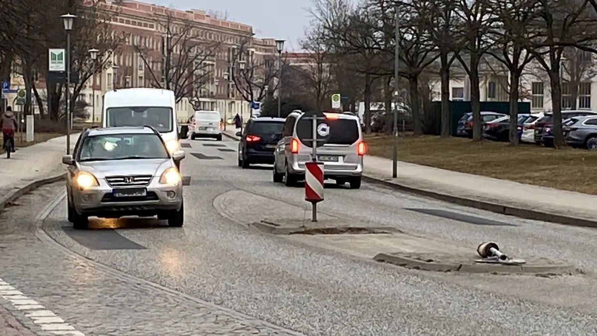 Hat Spuren auf der Verkehrsinsel neben der Araltankstelle in Eisenhüttenstadt hinterlassen: eine 58-jährige alkoholisierte Frau mit einem Opel-Pkw