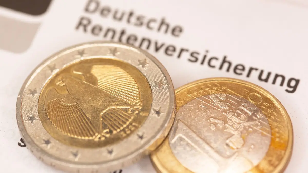 Linke: Arbeitgeber sollen mehr in Rentenkasse einzahlen: ILLUSTRATION - 26.11.2025, Berlin: Euromünzen liegen auf einem Schreiben der Deutschen Rentenversicherung. (zu dpa: «Linke: Arbeitgeber sollen mehr in Rentenkasse einzahlen») Foto: Fernando Gutierrez-Juarez/dpa +++ dpa-Bildfunk +++