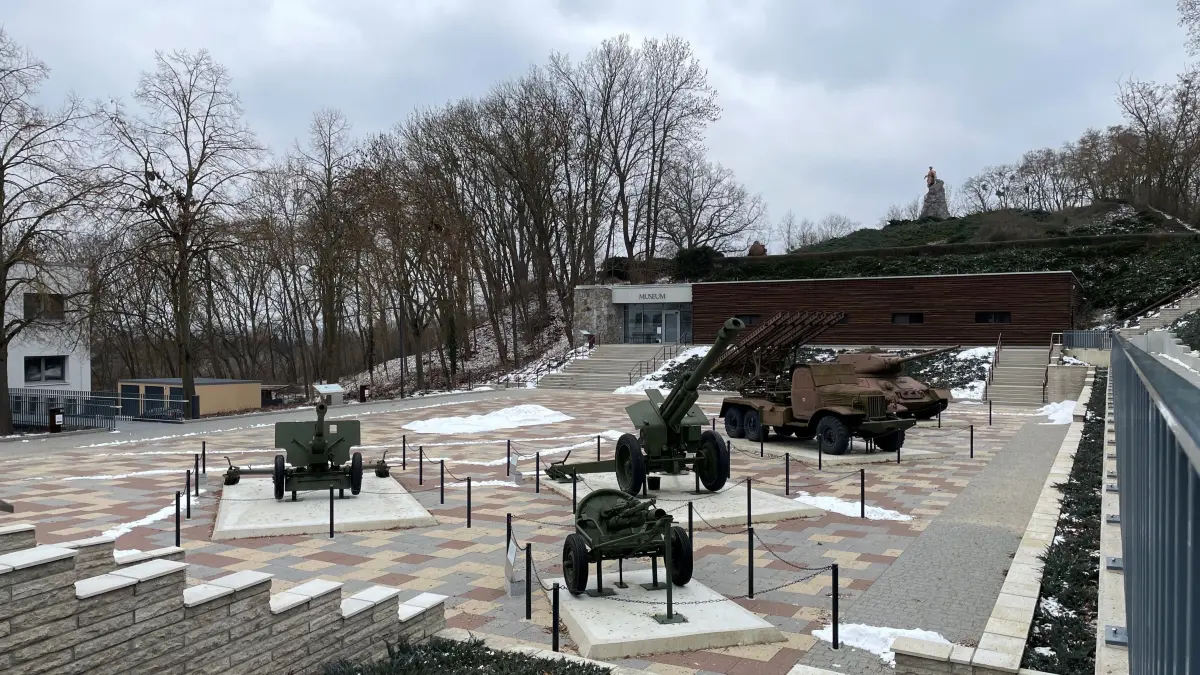 Außenanlage barrierefrei: Die Gedenkstätte Seelower Höhen stellt dort ausschließlich Waffen der Roten Armee aus. Virtuell soll das durch deutsche Waffensysteme ergänzt werden.