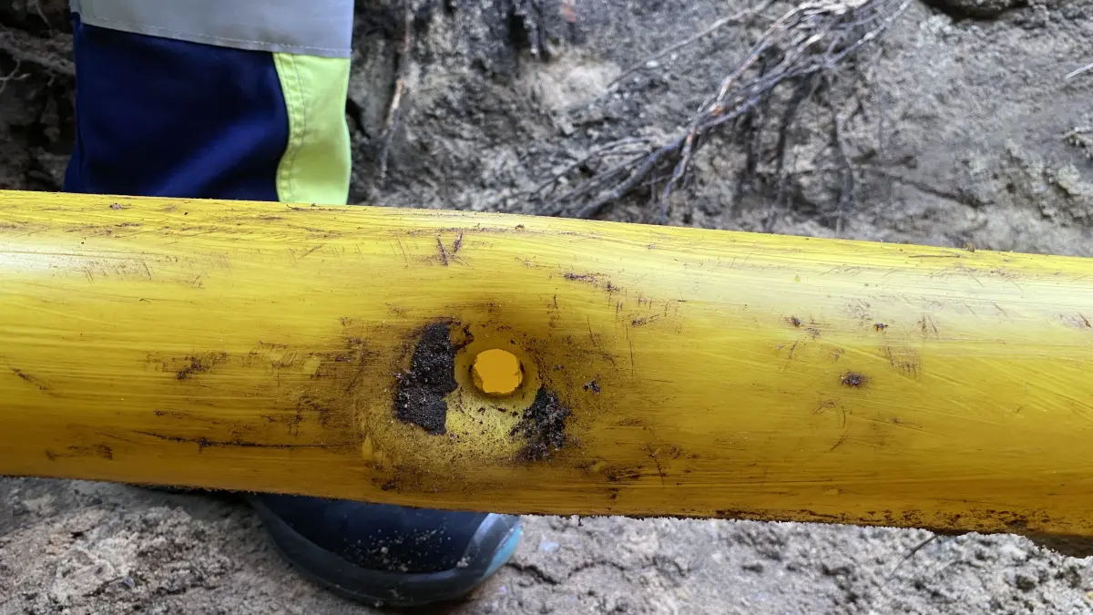 Eine Erd-Rakete hat ein Loch in eine Gasleitung in Roggosen geschossen.