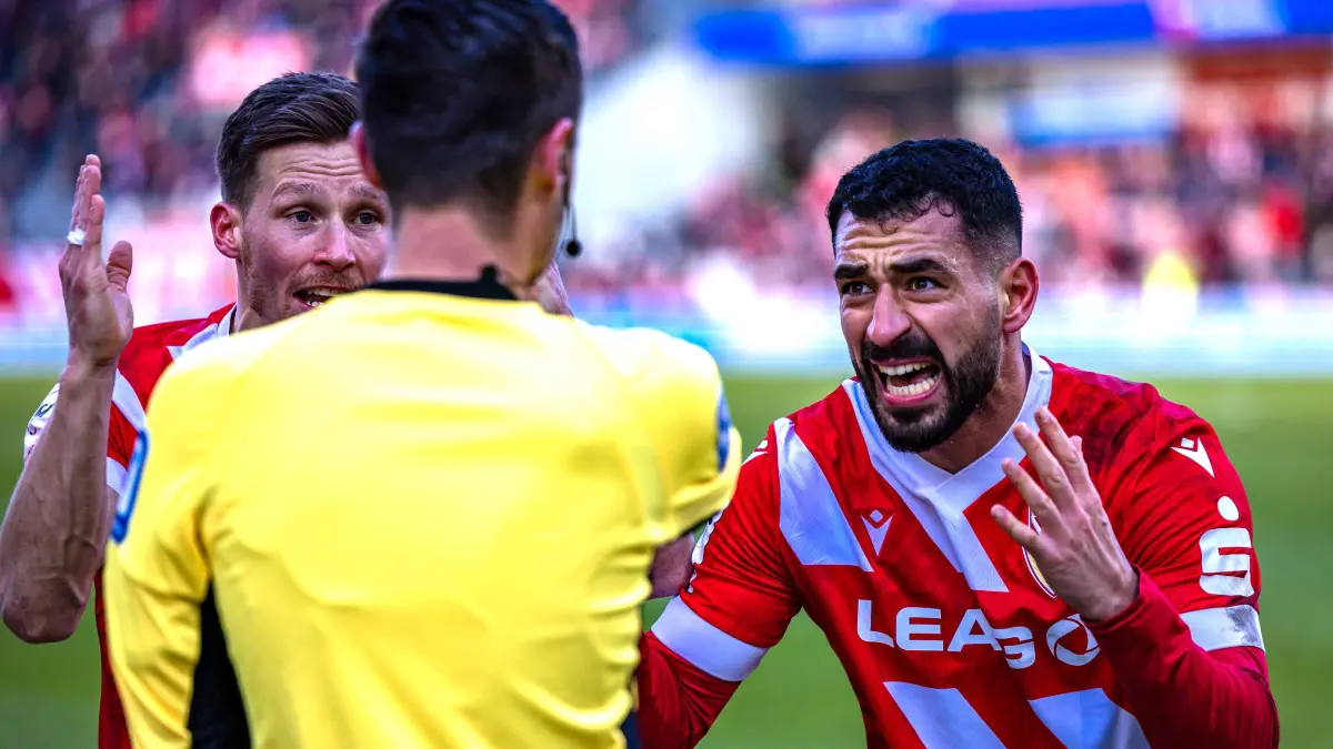 Fußball: Dritte Liga, FC Energie Cottbus - SV Waldhof Mannheim, LEAG Energie Stadion: Axel Borgmann (FC Energie Cottbus) und Tolcay Cigerci (FC Energie Cottbus) diskutieren mit dem linienrichter über ein nicht gegebenes Tor für den FC Energie Cottbus