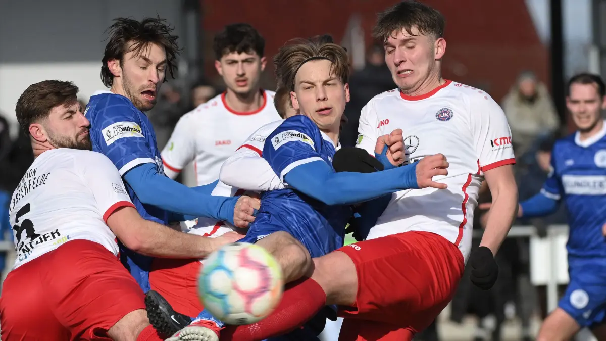 Fussball : Klosterfelde, Fussball Oberliga Nord Punktspiel, Union Klosterfelde - Makkabi Berlin, Anton Kanther Union, Niklas Finn Körber, Ferdinand Gefrörer, Luca-Rene Heinrich v.v.l. Simo Collins l.m.h.
FOTO BENK 15.02.2026