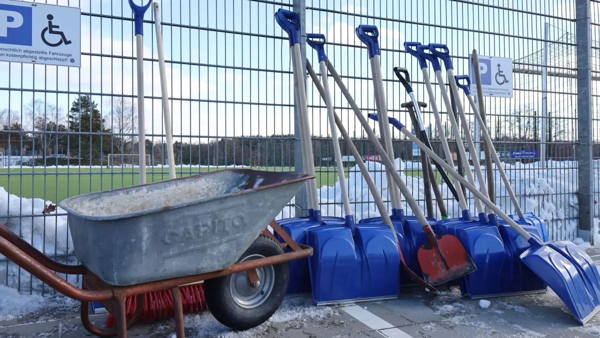 Fussball : Klosterfelde, Fussball Oberliga Nord Punktspiel, Union Klosterfelde - Makkabi Berlin, ganze Arbeit in Klosterfelde um den Platz bespielbar zu bekommen, dieses Oberliga fand als einziges statt, alle anderen Begnungen wurden Abgesetzt
FOTO BENK 15.02.2026