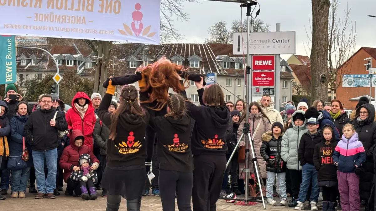 One Billion Rising 2026 in Angermünde: Mädchen der Tanzgruppen der Uckermärkischen Musik- und Kunstschule Angermünde tanzten als Ausdruck des Protestes gegen Gewalt an Frauen und Kindern und als Zeichen der Solidarität. Die Aktion gegen Gewalt an Frauen und Kindern fand erstmals auf dem Rewe-Parkplatz statt.