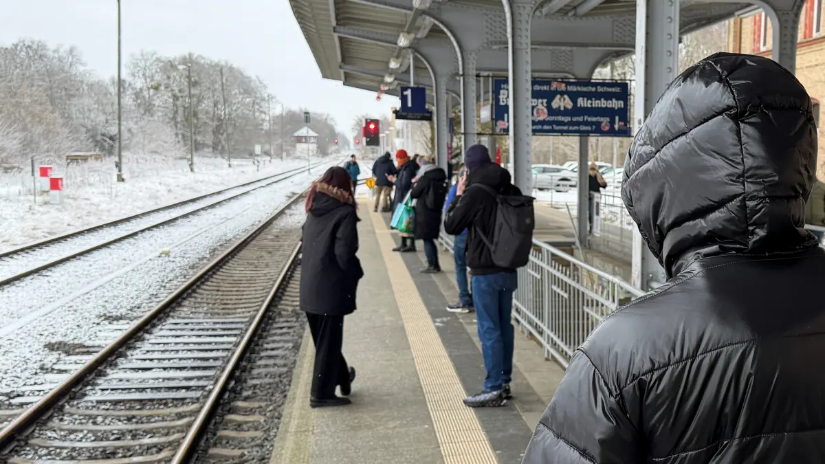 Vergeblich warten Fahrgäste am Samstagvormittag auf einen Zug, der sie nach Berlin bringen soll. Der Zug ist ausgefallen. Was ist der Grund für die Probleme, die es seit Donnerstagabend auf der RB26 gibt?