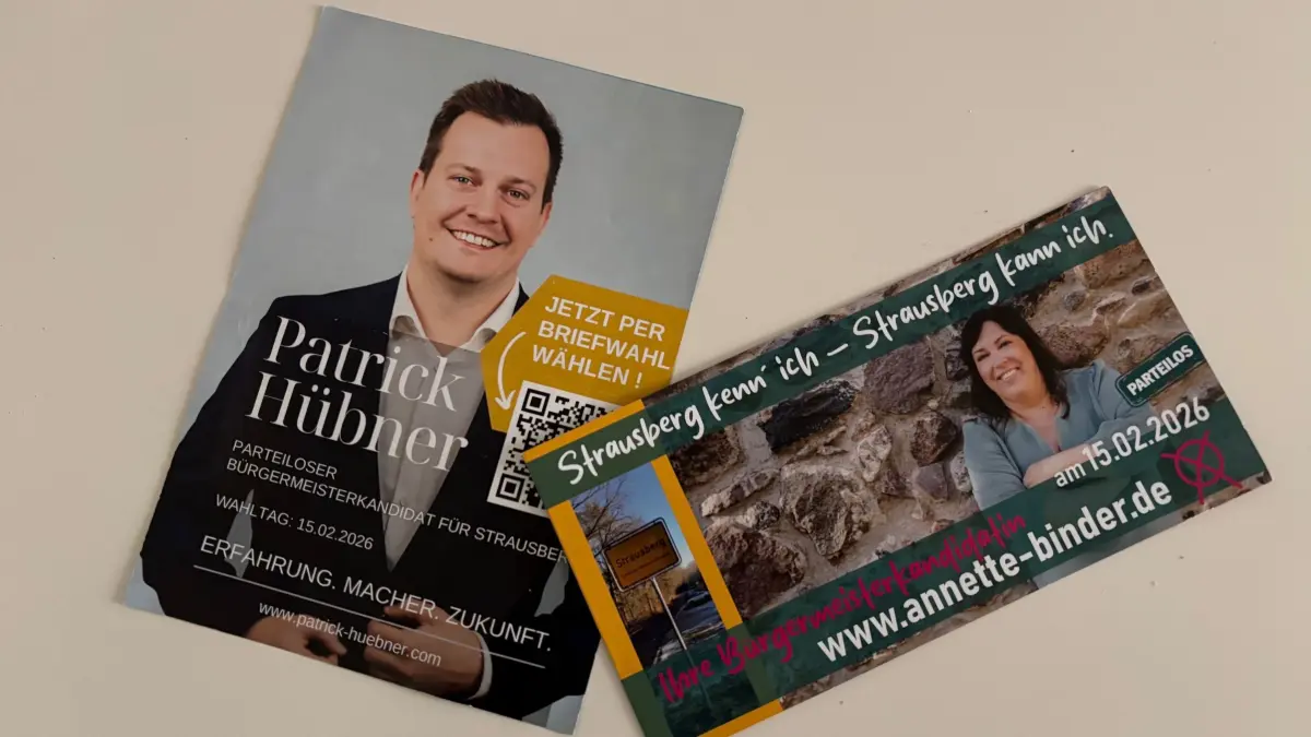 Die Wahlflyer von Patrick Hübner und Annette Binder, die am 15. März in die Stichwahl um das Bürgermeisteramt in Strausberg gehen werden.