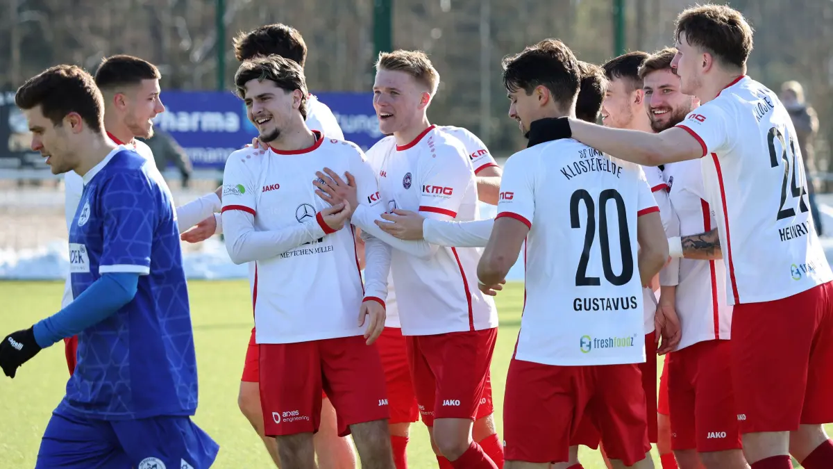Fussball : Klosterfelde, Fussball Oberliga Nord Punktspiel, Union Klosterfelde - Makkabi Berlin, Torschütze Irfan Brando mit Hand aufs Herz von Jannick Wolter, weiter Meisour Mohamed l. Emil Ian Marley Gustavus, Anton Kanther und Luca-Rene Heinrich vom Gastgeber, Marcel Ziemann Makkabi
FOTO BENK 15.02.2026