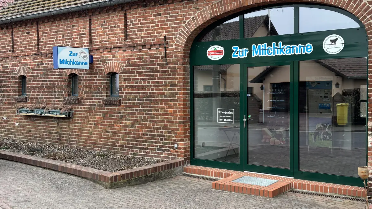 Der Automatenverkauf Zur Miclhkanne in XY. Hier kann man Fleisch und Wurtwaren und Getränke kaufen.