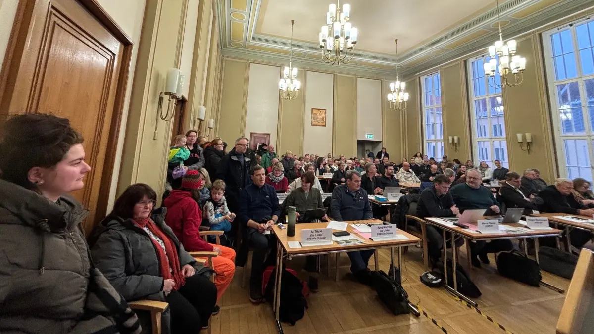 Voller Saal bei den Stadtverordneten in Eisenhüttenstadt. Die Stühle haben nicht ausgereicht, als es um die Zukunft des Tiergeheges ging.