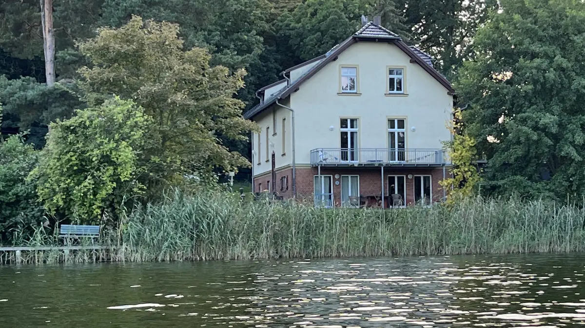Käufliche Idylle. Dieses Haus am See in Neuruppin-Wuthenow wird jetzt veräußert. Der Blick von Garten und Haus auf den Ruppiner See ist unverbaut. Die Immobilie gehört der Neuruppiner Wohnungsbaugesellschaft (NWG). Käufer müssen sich beeilen mit ihrem Angebot.