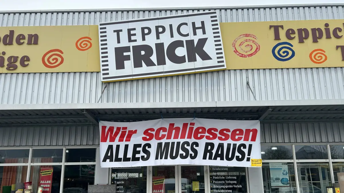 Ausverkauf in Eberswalde: Nach 30 Jahren an der Eberswalder Straße 20 schließt Teppich Frick diese Filiale. Auf die bevorstehende Geschäftsaufgabe wird großflächig hingewiesen.
