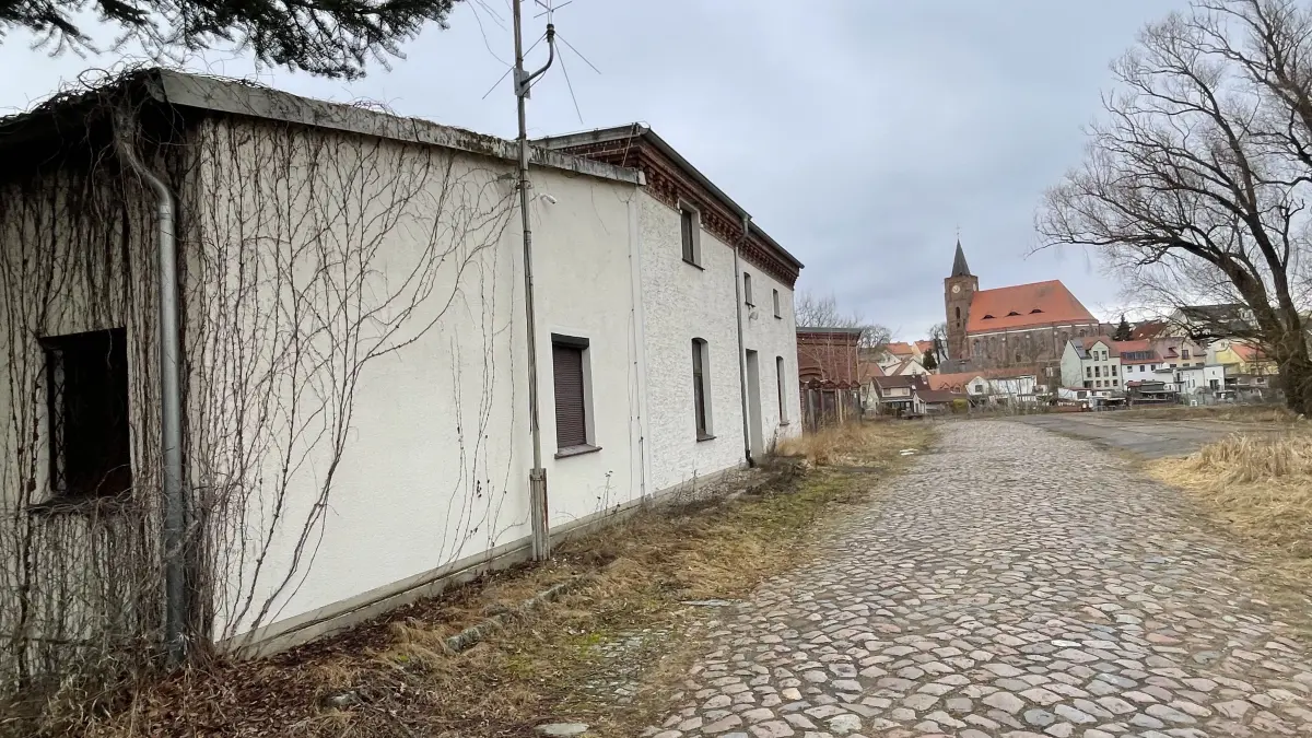 Lange standen die Gebäude zwischen Oder-Spree-Kanal und Oder im Eisenhüttenstädter Ortsteil Fürstenberg leer. Nun wurde die Liegenschaft verkauft. Das ist geplant.