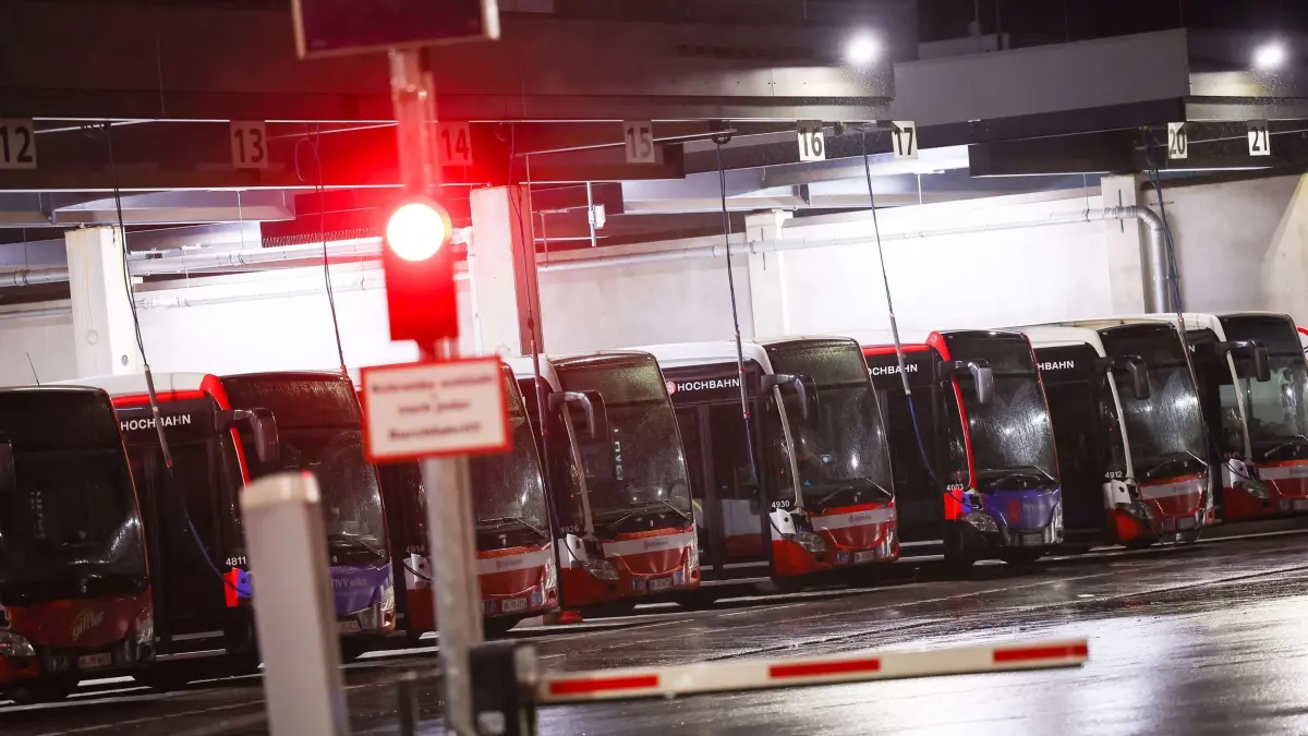 Verdi-Warnstreik bei der Hochbahn in Hamburg: ARCHIV - 01.02.2023, Hamburg: Busse stehen auf dem Gelände des Bus-Betriebshofs Alsterdorf der Hamburger Hochbahn. Zahlreiche Beschäftigte der Hamburger Hochbahn sind am frühen Mittwochmorgen in einen 24-stündigen Warnstreik getreten. (zu dpa: «Welche Buslinien in Hamburg nicht oder eingeschränkt fahren») Foto: Christian Charisius/dpa +++ dpa-Bildfunk +++
