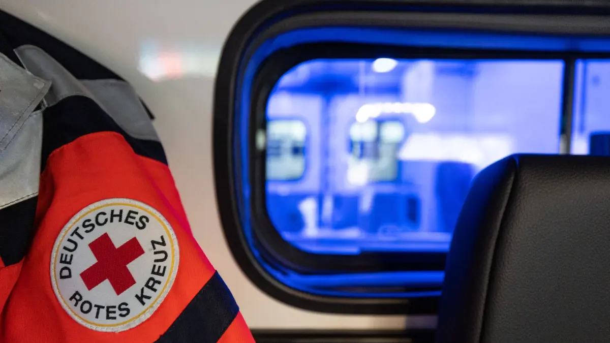 Rettungswagen: ARCHIV - 03.11.2022, Hessen, Frankfurt/Main: Eine Einsatzjacke des Deutschen Roten Kreuzes (DRK) in der Fahrerkabine eines Rettungswagens. (zu dpa: «Autofahrer stirbt nach Zusammenstoß mit Lastwagen») Foto: Hannes P Albert/dpa +++ dpa-Bildfunk +++