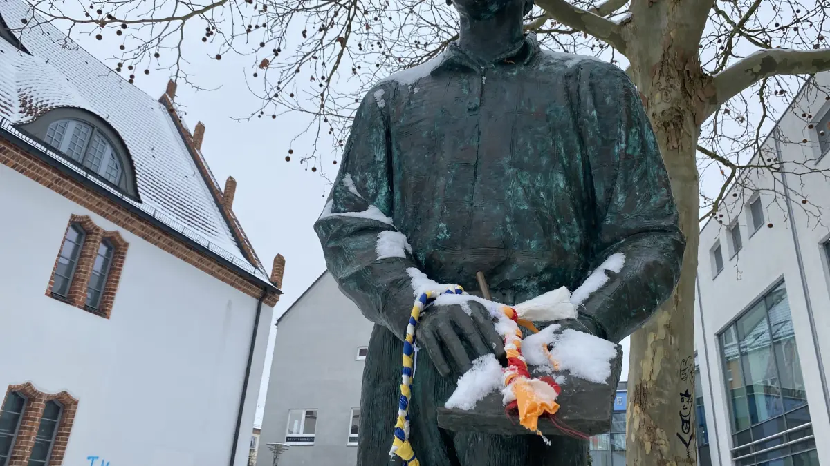 Zöpfe am Goßmann-Denkmal in Fürstenwalde: Wie hier sind an mehreren prominenten Stellen in der Stadt die farbigen Stoffzöpfe aufgehängt worden.