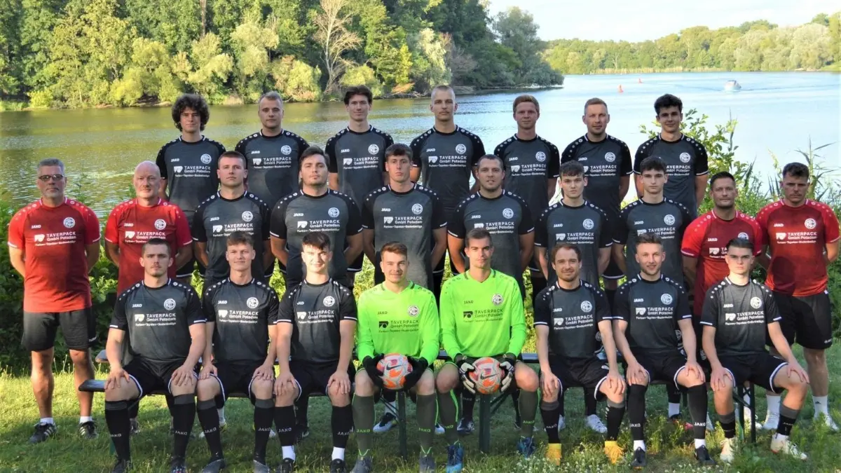 Die Mannschaft des FSV Babelsberg: Trainer Jan Kehne (2. von links, in Rot) ist nun nicht mehr dabei. Maximilian Krone (rechts, in Rot) und Hendryk Lau (links, in Rot) übernehmen das Team.
