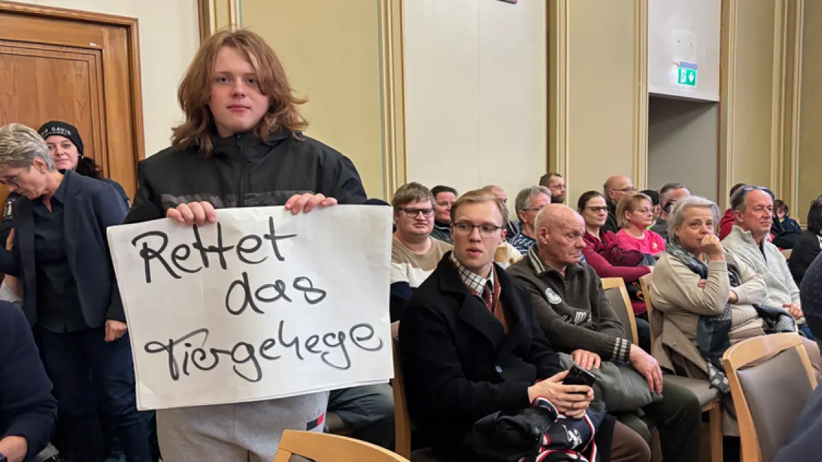 Leonard (13) im Saal der SVV.