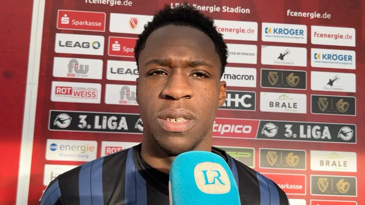 Oluwaseun Ogbemudia hat als Abwehrspieler von Waldhof Mannheim im Auswärtsspiel bei Energie Cottbus seine Qualitäten in der 3. Liga gezeigt.