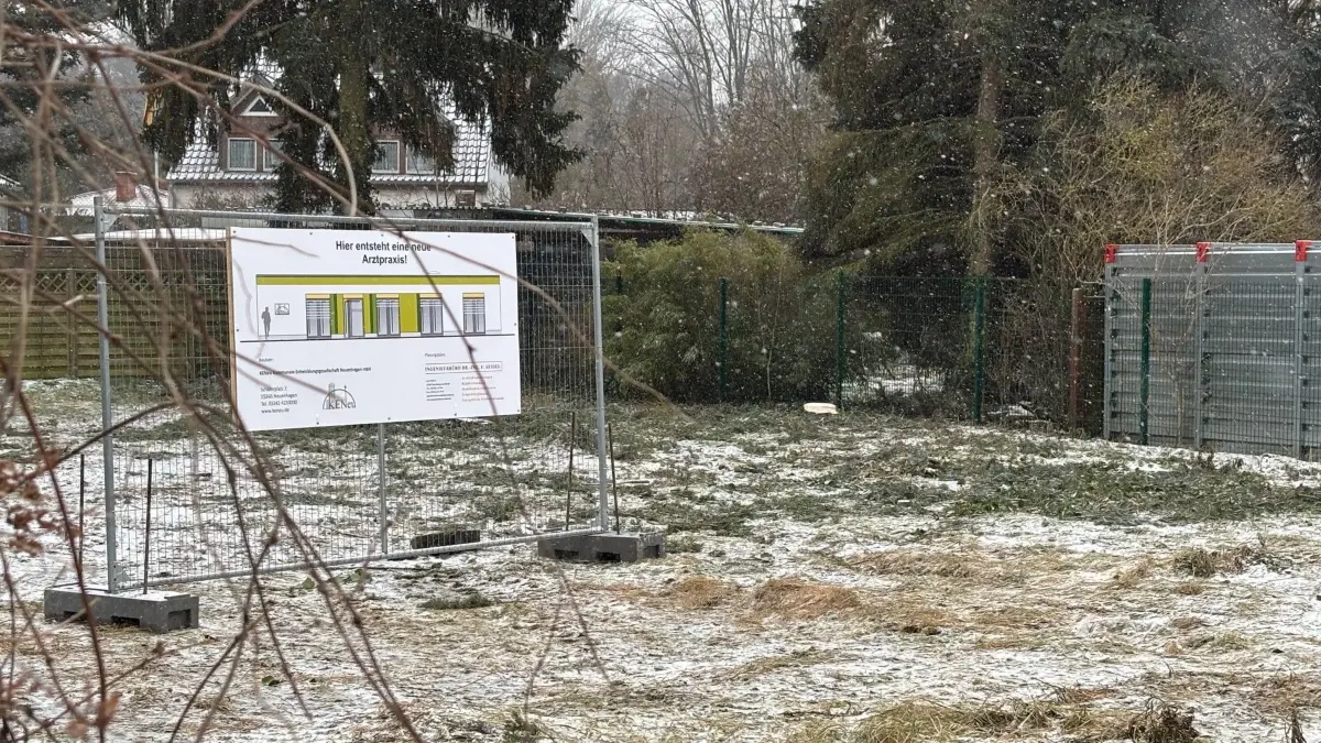 Grundstück für neue Arztpraxis von Dr. Wendt in der Wolterstraße in Neuenhagen, etwas versteckt hinter Hausnummer 6, Bauzeit ca. 15 Monate, Eröffnung im ersten Halbjahr 2027 geplant