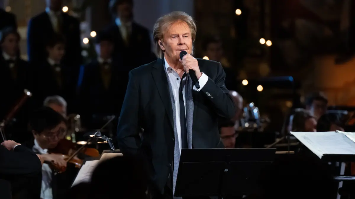 Howard Carpendale, Sänger, nimmt in der Basilika St. Anna an der Aufzeichnung der ZDF-Sendung "Weihnachten mit dem Bundespräsidenten" teil. Die Sendung wird am 24. Dezember um 18.00 Uhr ausgestrahlt. +++ dpa-Bildfunk +++