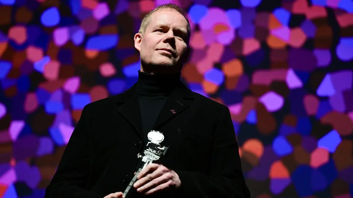 76. Berlinale - Verleihung Berlinale Kamera: 18.02.2026, Berlin: Preisträger Max Richter, Komponist, hält während der Verleihung der Berlinale Kamera der 76. Berlinale im Haus der Berliner Festspiele die Trophäe. Die 76. Internationalen Filmfestspiele Berlin finden vom 12. bis 22. Februar 2026 statt. Foto: Sebastian Christoph Gollnow/dpa +++ dpa-Bildfunk +++