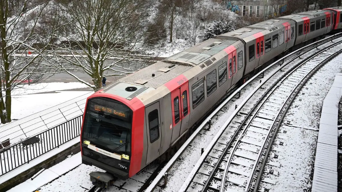 Winter in Hamburg: ARCHIV - 14.02.2026, Hamburg: Eine U-Bahn fährt an den verschneiten Landungsbrücken entlang. (zu dpa: «Pendler in Hamburg stehen am Mittwoch vor großen Problemen») Foto: Daniel Bockwoldt/dpa +++ dpa-Bildfunk +++