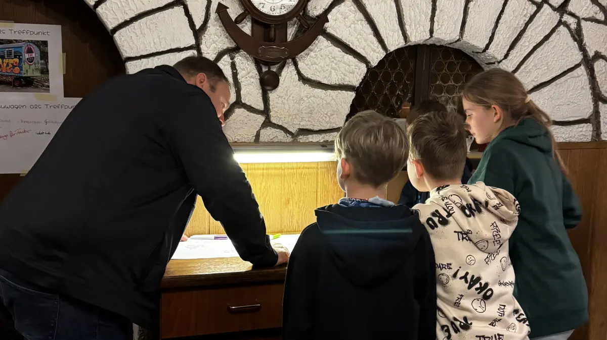 Miteinander reden und zuhören, das ist das Anliegen des neuen Formates "Pizza & Talk" in Angermünde. Wie hier in Greiffenberg wurden Kinder und Jugendliche in den Ortsteilen eingeladen, um in lockerer Runde ihre Wünsche und Kritiken zu äußern.