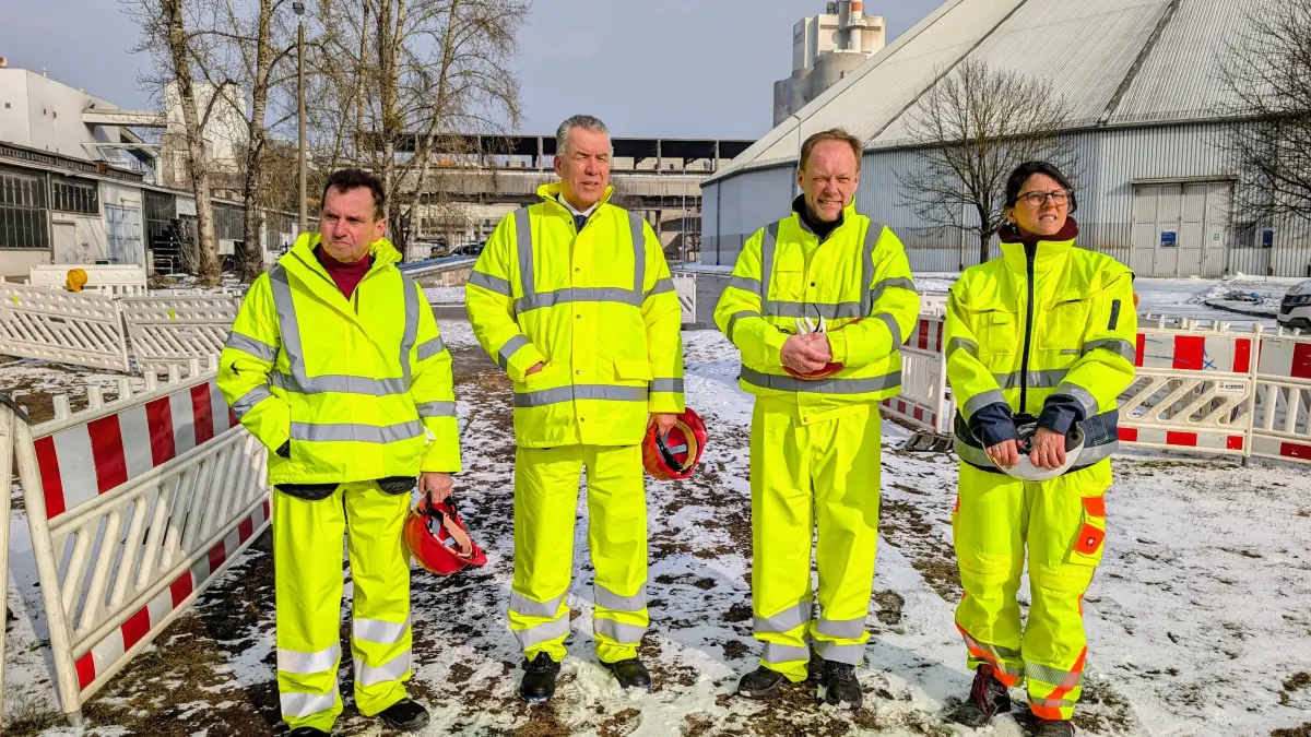 Besuch bei Cemex in Rüdersdorf: Der Landtagsabgeordnete Frank Bommert (CDU), der EU-Abgeordnete Christian Ehler (CDU), Kurt Vandenberghe (CDU/CSU), Generaldirektor der EU-Klimaschutzabteilung, und Cemex-Vorständin Alexandra Decker beim Rundgang durch das Zementwerk.