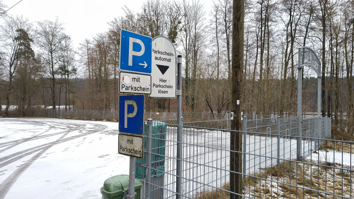 Winterliche Ruhe am Parkplatz Liegewiese Am Stein in Joachimsthal im Februar 2026. Im Sommer ist die Liegewiese ein beliebter Ort, um im Werbellinsee zu baden.