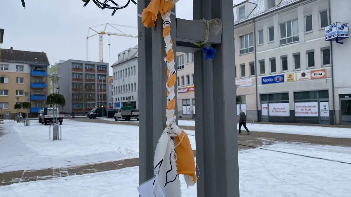 Eher unscheinbar: Ein farbiger Stoffzopf am Marktplatz in Fürstenwalde. Die Aktion ruft jetzt das Ordnungsamt auf den Plan.