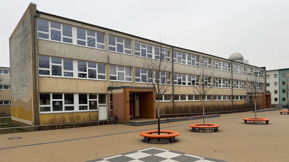 Havelland-Grundschule Zehdenick, Blick vom Pausenhof auf das Schulgebäude