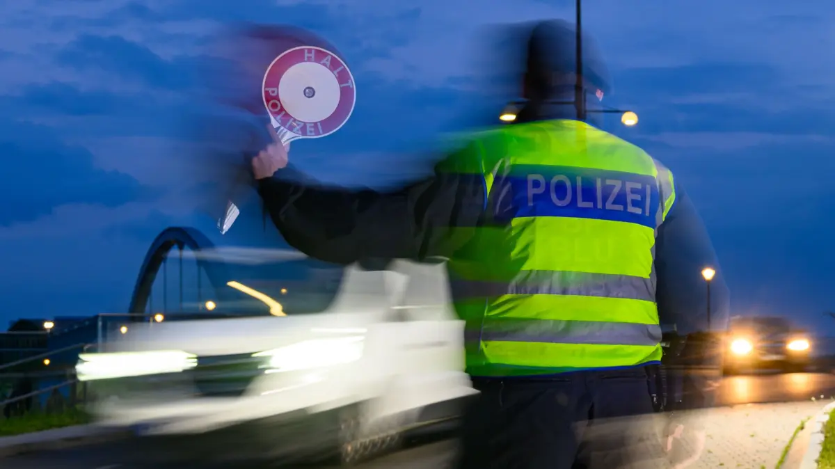 Ein Beamter der Bundespolizei überwacht am frühen Morgen die Einreise am deutsch-polnischen Grenzübergang an der Stadtbrücke in Frankfurt Oder. (Archivbild)
