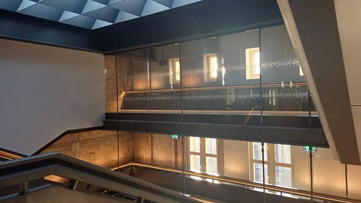 Eines der insgesamt 13 gewaltigen Treppenhäuser am Flughafen Tempelhof in Berlin wurde begehbar gemacht, in dem man eine moderen Treppe in den urprünglichen .. einbaute.